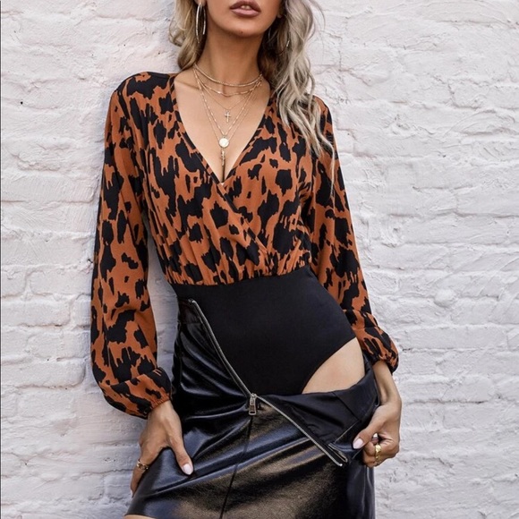 Leopard print v neck bodysuit - Picture 2 of 7